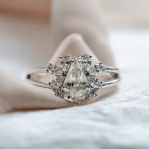 Vintage engagement ring in gold with moissanites THEODORE Thumbnail