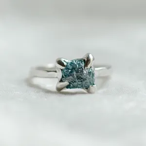 Gold ring with blue raw diamond and hammered surface SEA Thumbnail