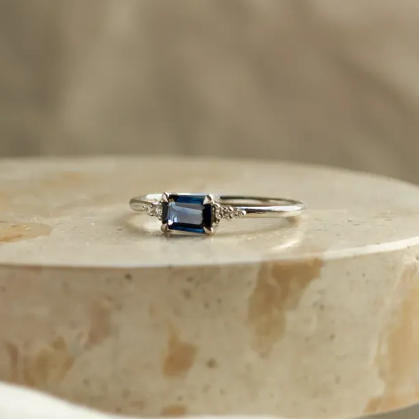 Modern ring with emerald sapphire and diamonds EUDE Image