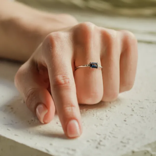 Modern ring with emerald sapphire and diamonds EUDE Image