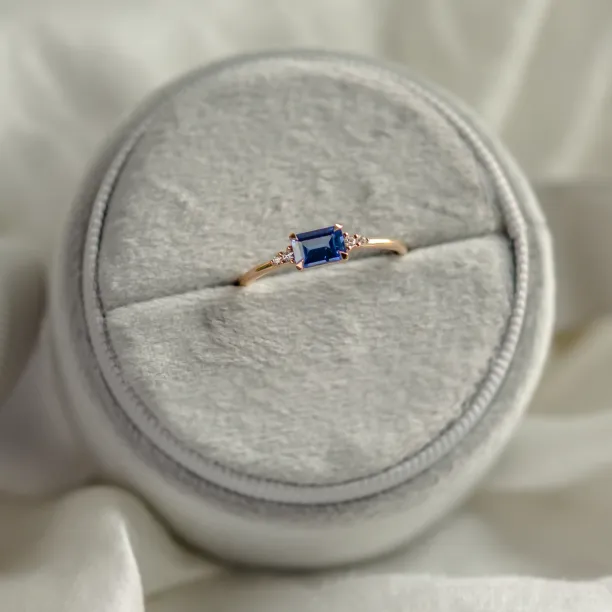 Modern ring with emerald sapphire and diamonds EUDE Image