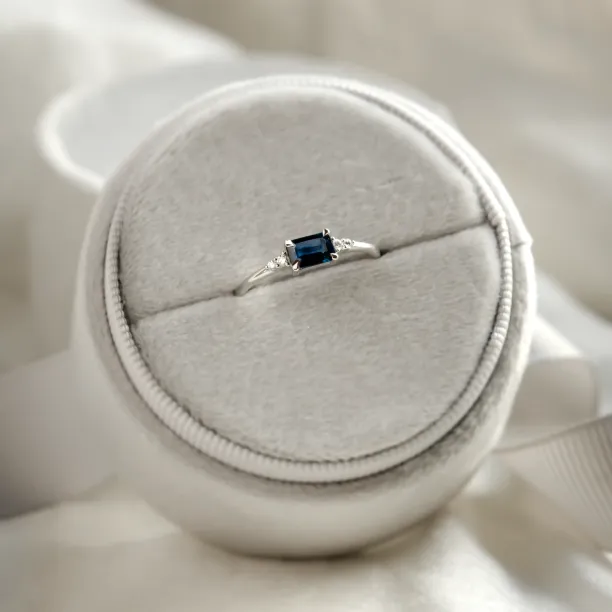 Modern ring with emerald sapphire and diamonds EUDE Image
