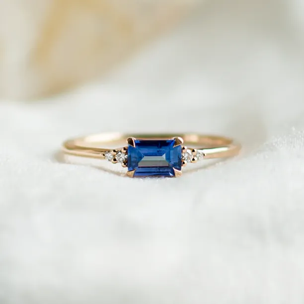 Modern ring with emerald sapphire and diamonds EUDE Image
