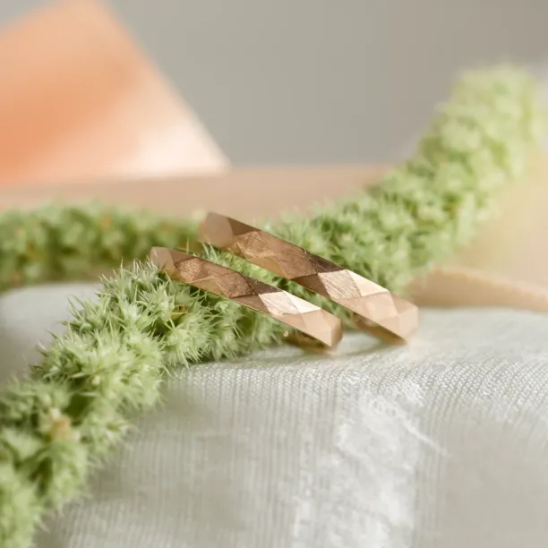 Hammered wedding rings BRITTON Image