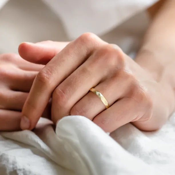 Hammered wedding rings BRITTON Image
