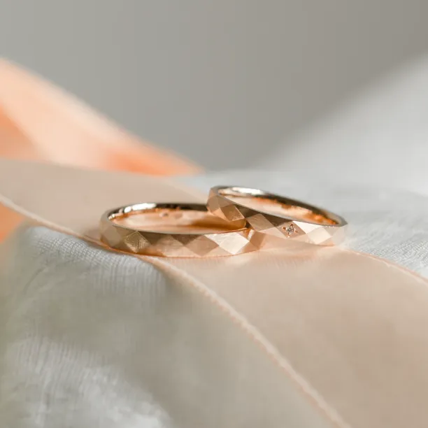 Hammered wedding rings BRITTON Image