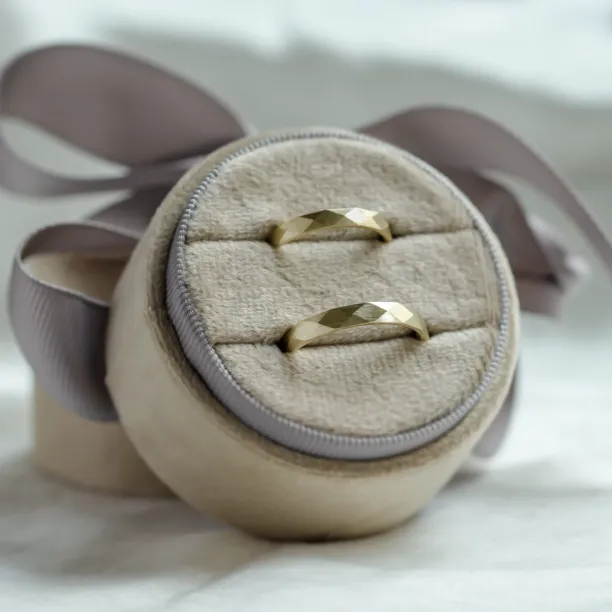 Hammered wedding rings BRITTON Image