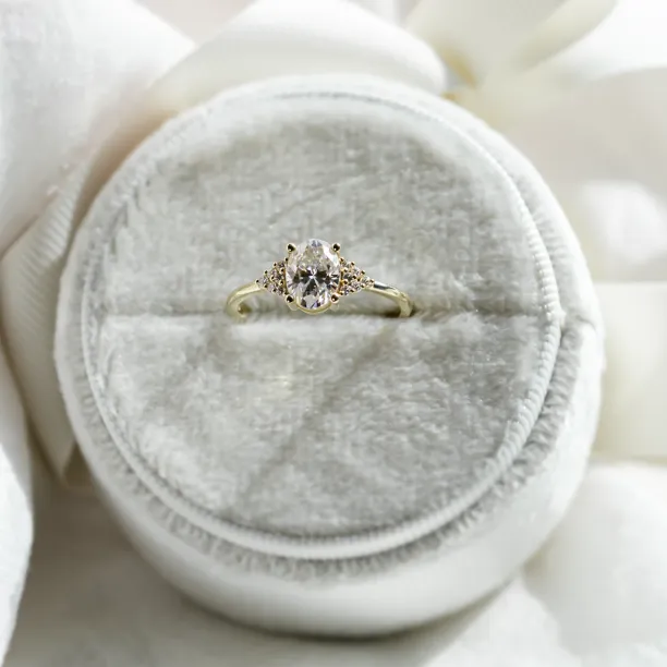 Luxury engagement ring with moissanites JOSEPHINE Image