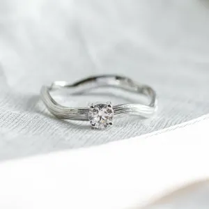 Atypical engagement ring with diamond and tree bark surface RIA