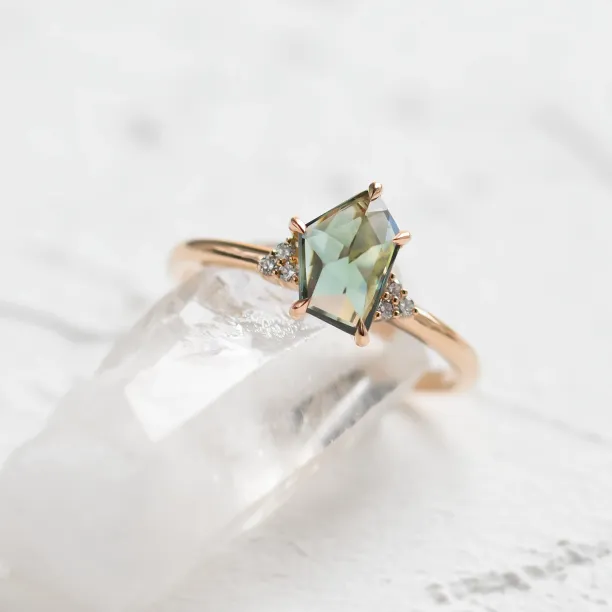 Gold ring with teal sapphire VIVA Image
