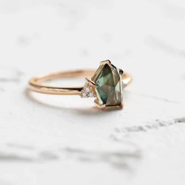 Gold ring with teal sapphire VIVA Image