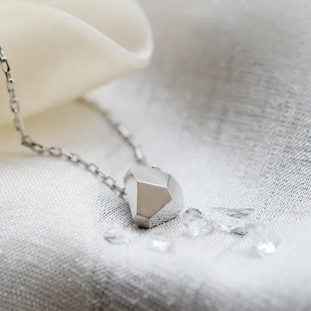 Solid gold necklace with faceted pendant RISO Image