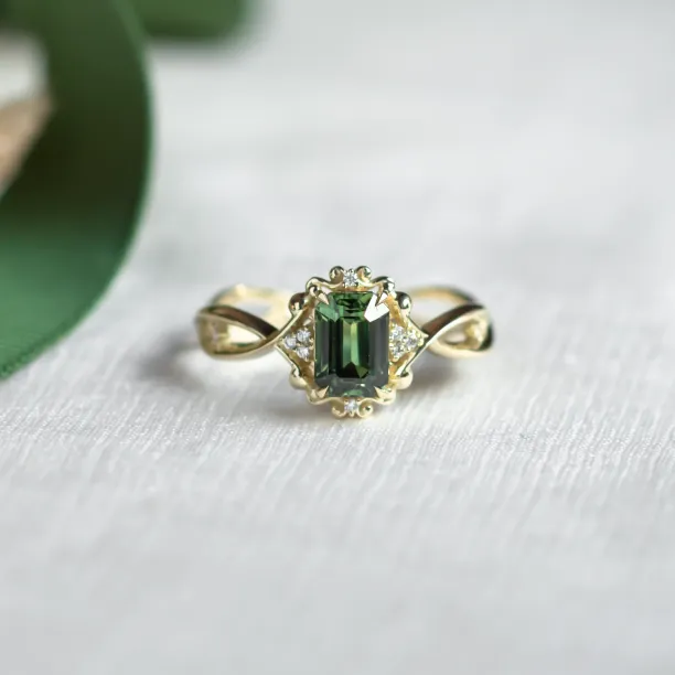 Unique vintage gold ring with green sapphire and diamonds BAROQUE Image