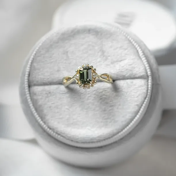 Unique vintage gold ring with green sapphire and diamonds BAROQUE Image