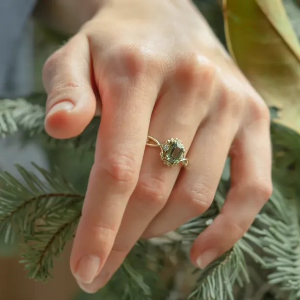 Unique vintage gold ring with green sapphire and diamonds BAROQUE Image