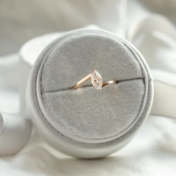 Elegant ring with marquise moissanite CHARLOTTE Image