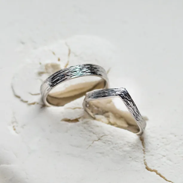 Gold wedding rings with natural surface SIENA Image