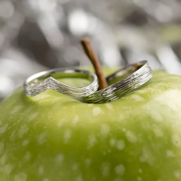 Gold wedding rings with natural surface SIENA Image