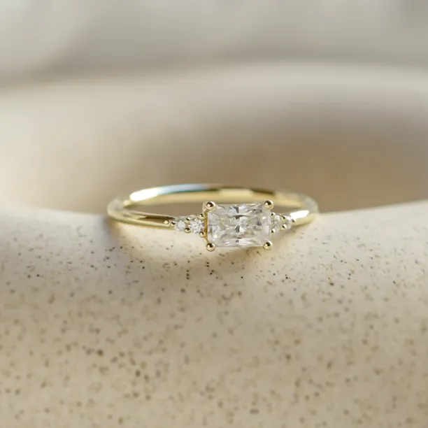 Original engagement ring with moissanite GLOW Image