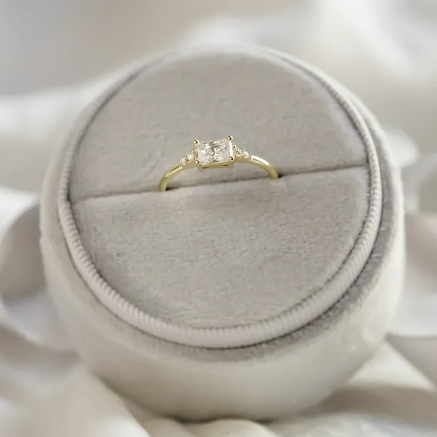 Original engagement ring with moissanite GLOW Image