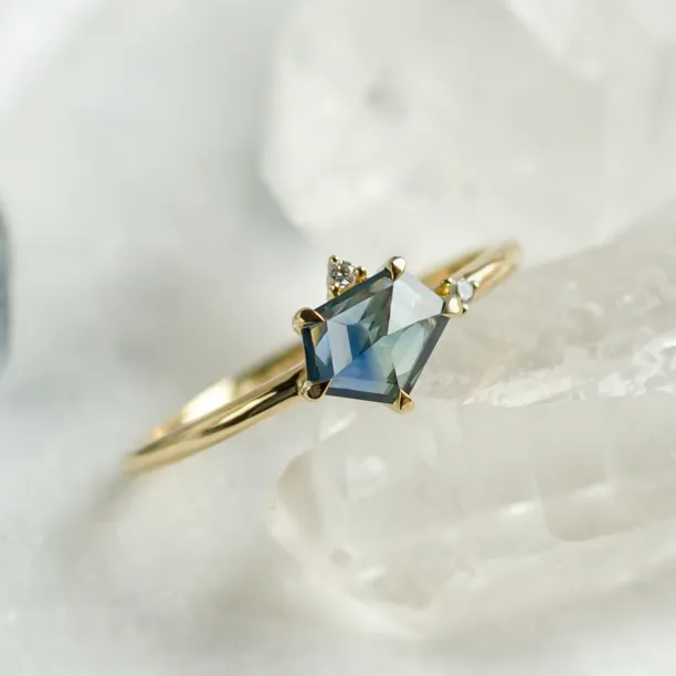 Gold ring with asymmetric sapphire SIGNIFICA Image