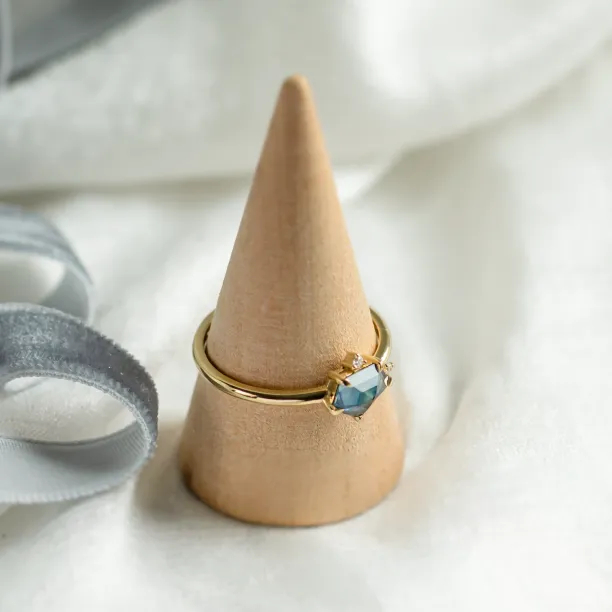 Gold ring with asymmetric sapphire SIGNIFICA Image