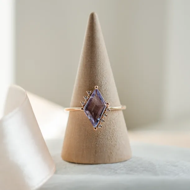 Gold ring with natural violet sapphire MONA Image