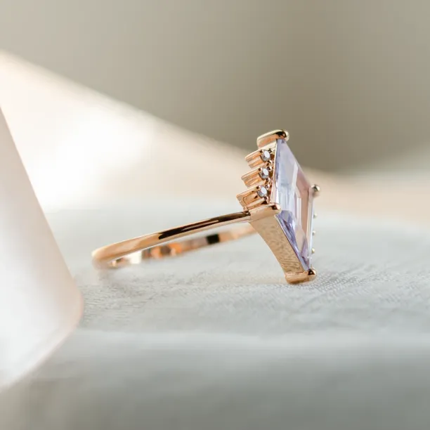 Gold ring with natural violet sapphire MONA Image