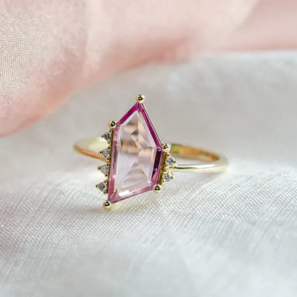 Gold ring with pink sapphire in asymmetric shape ROSALIE Image