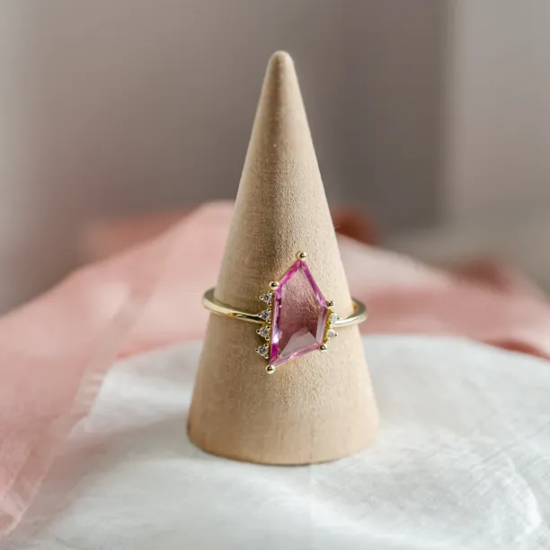 Gold ring with pink sapphire in asymmetric shape ROSALIE Image