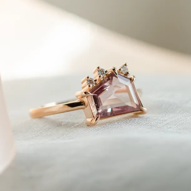 Gold ring with sapphire and diamonds TARA Image