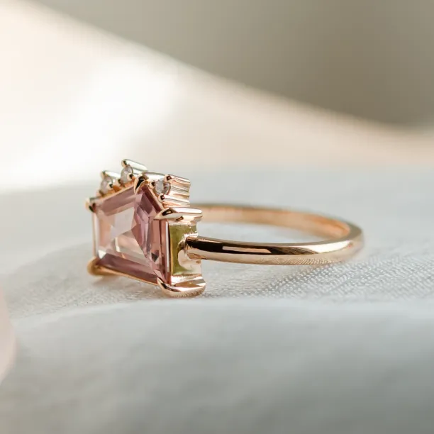 Gold ring with sapphire and diamonds TARA Image