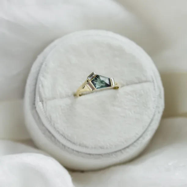 Original ring with asymmetric sapphire and baguette moissanites AGATHA Image