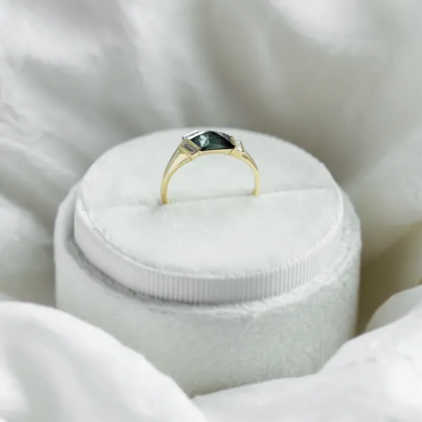 Original ring with asymmetric sapphire and baguette moissanites AGATHA Image