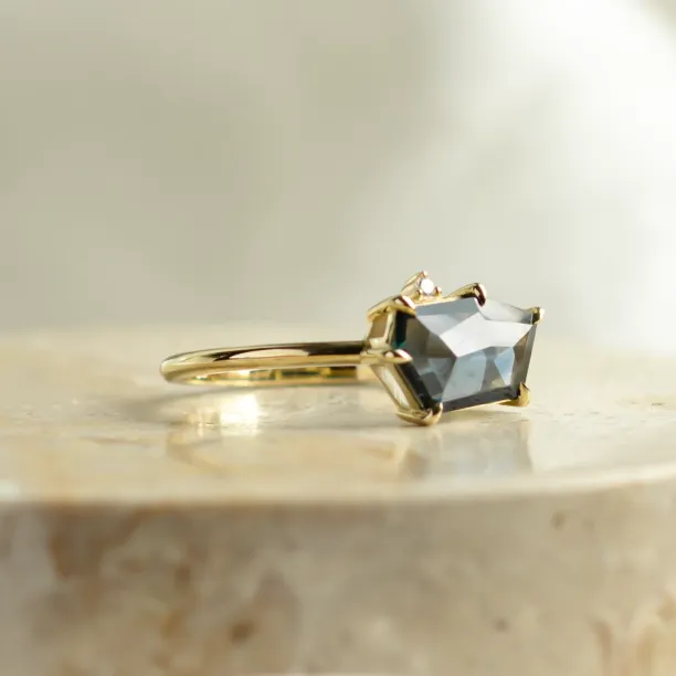 Teal sapphire engagement ring MAGNIFICA Image