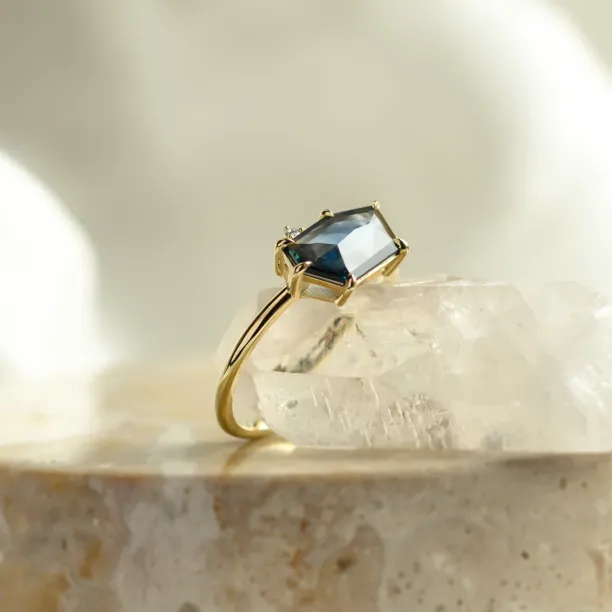 Teal sapphire engagement ring MAGNIFICA Image