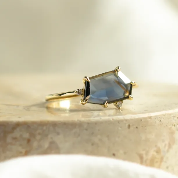 Teal sapphire engagement ring MAGNIFICA Image