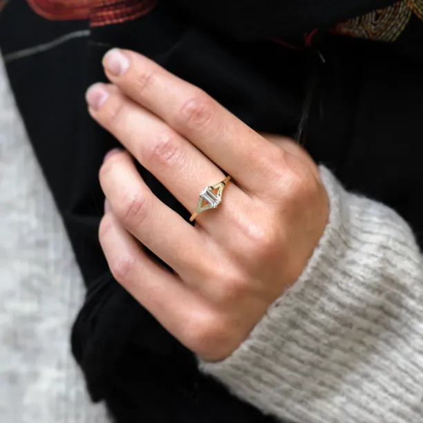 Atypical gold ring with baguette moisanite KEIRA Image