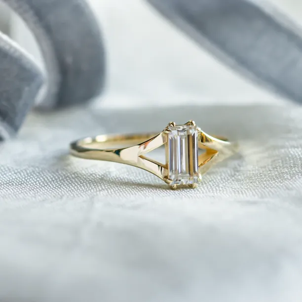 Atypical gold ring with baguette moisanite KEIRA Image