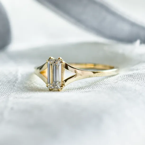 Atypical gold ring with baguette moisanite KEIRA Image