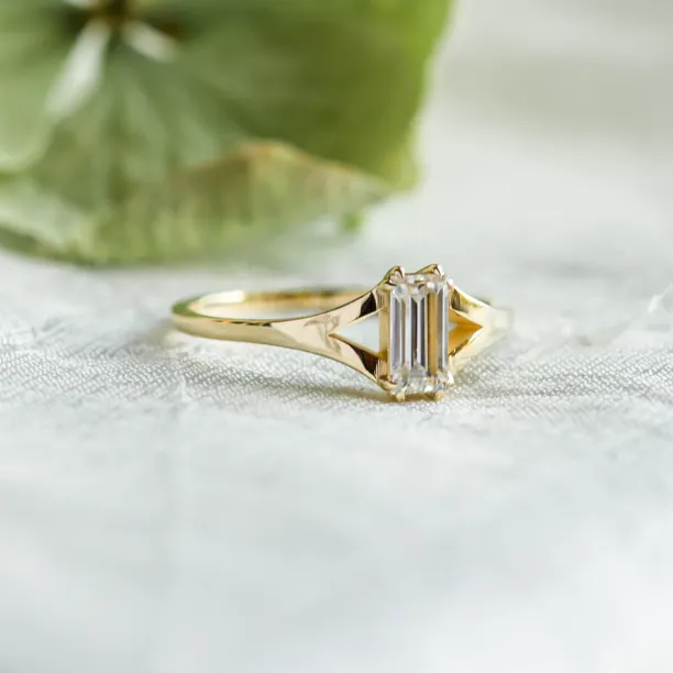 Atypical gold ring with baguette moisanite KEIRA Image