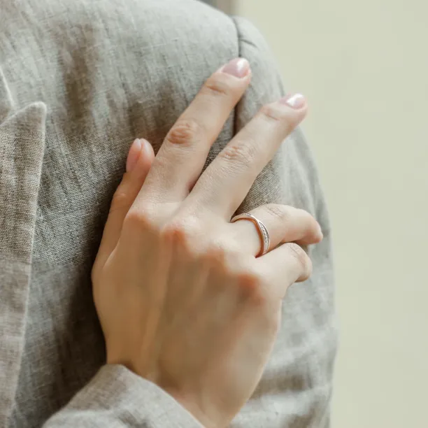 Bow tie shaped wedding band PUNTO Image