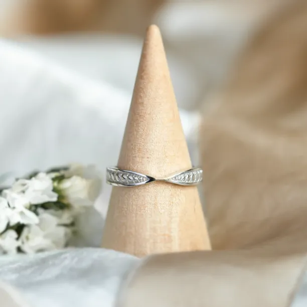 Bow tie shaped wedding band PUNTO Image