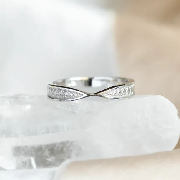 Bow tie shaped wedding band PUNTO Image