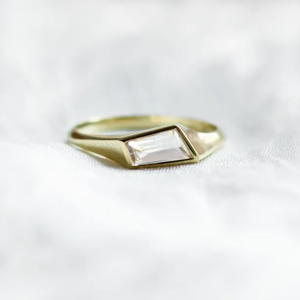 Gold atypical ring with asymmetric pink sapphire EDITH Image