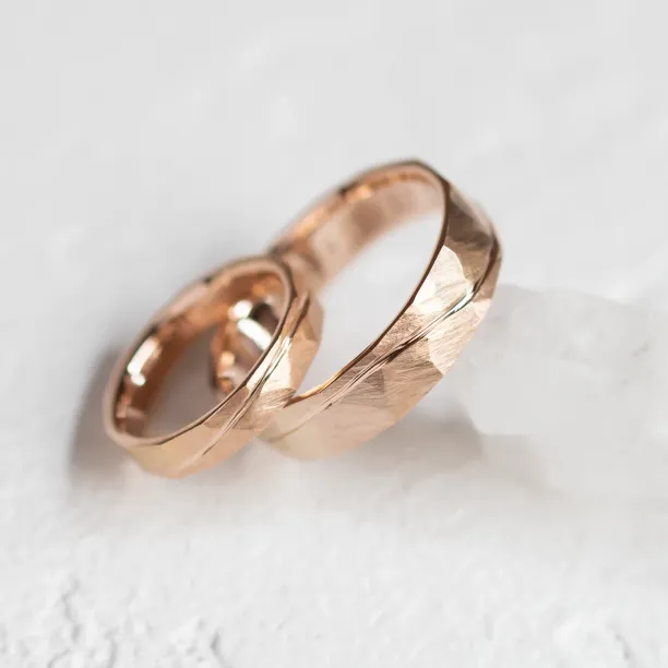 Gold hammered wedding rings with line LIDO Image