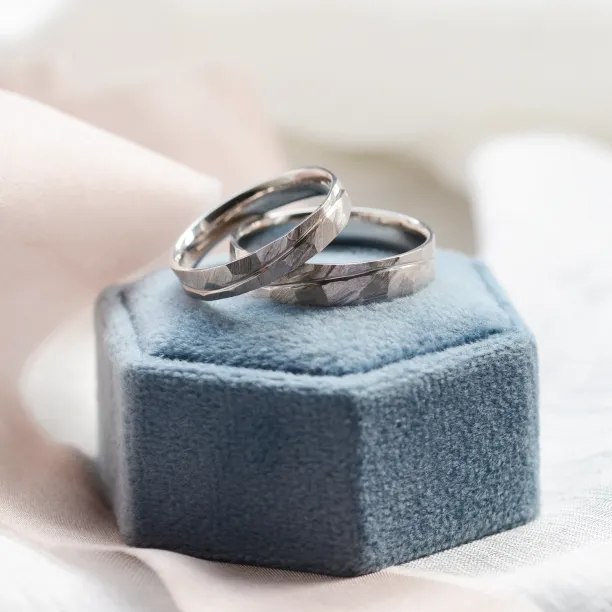 Gold hammered wedding rings with line LIDO Image