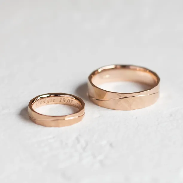 Gold hammered wedding rings with line LIDO Image