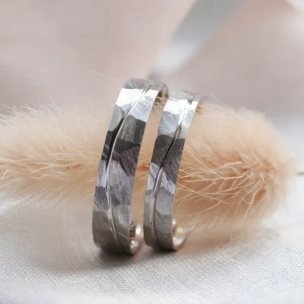 Gold hammered wedding rings with line LIDO Image