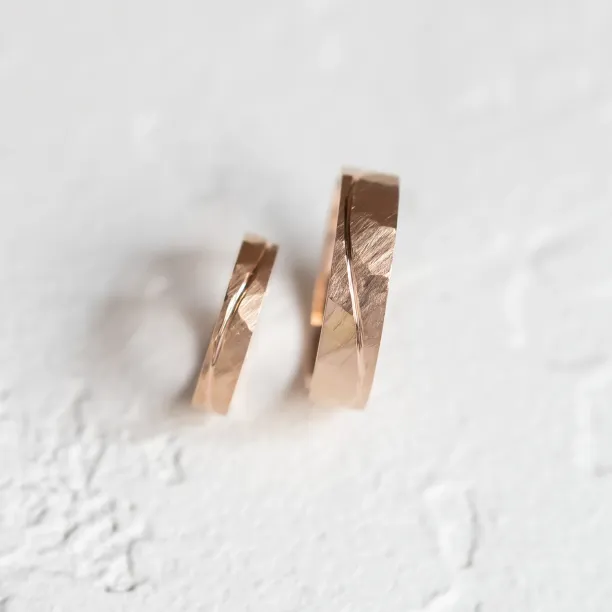 Gold hammered wedding rings with line LIDO Image